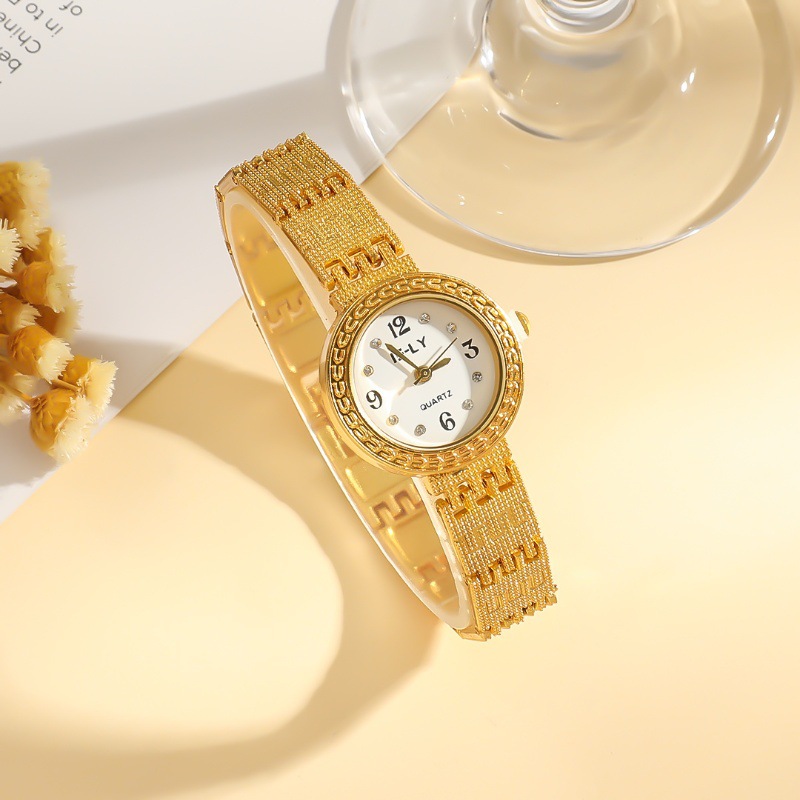 Women's Golden Watch Fashion Rhinestone Dial Distinctive Bracelet Quartz Watch - Image 4